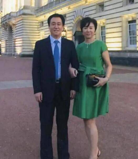 　　　　为什么投资过亿的《白鹿原》票房只能过亿呢？这就是文艺片的先天劣势：中国不雅影人群对严厉题材的阔别；文学作品改编；影片宣扬点离原著甚远（影评范文 www.xuexi366.com）　　　　再换一个角度来看，冯小刚曾说，中国的片子是导演中间制，可方才和张雨绮成婚不久的王全安，他的俗世名望更多来自于张雨绮，张雨绮与汪小菲、年夜S的恩仇情仇。